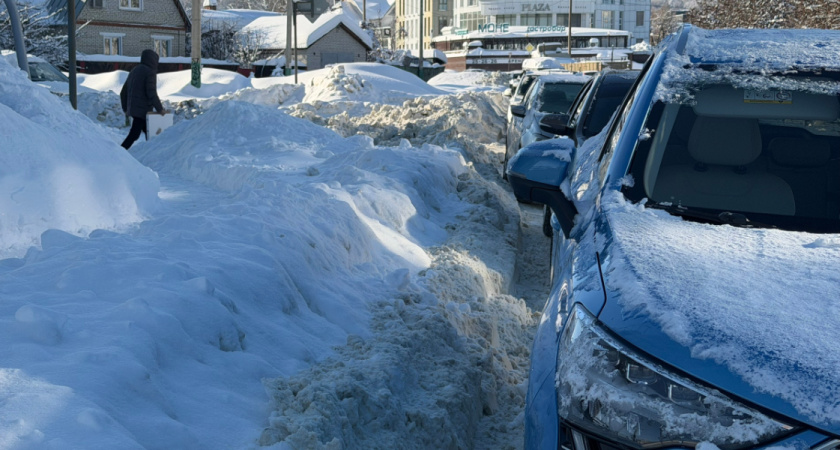 В Рязани Cadillac с «красивыми» номерами припарковался на пешеходном переходе