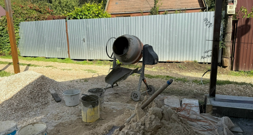 Добавил это в воду перед замесом — раствор не застывает раньше времени: секрет от бывалых строителей