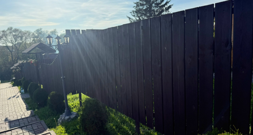 Поставил забор без бетона — столбы стоят намертво: способ оказался проще, чем думал