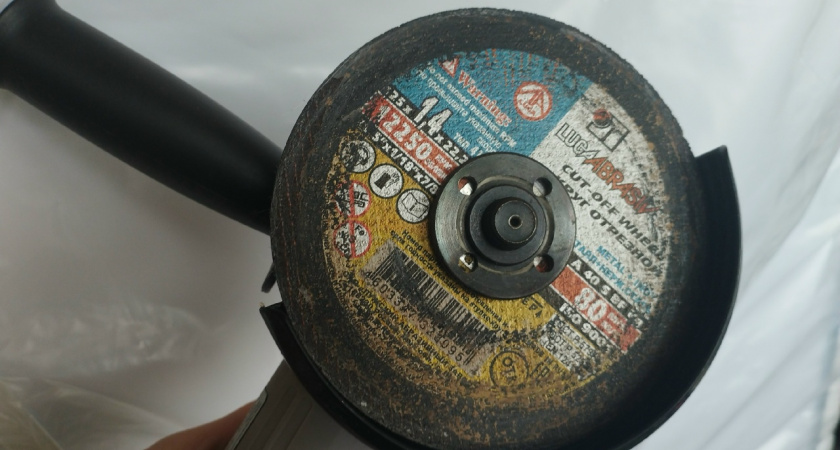 Хотел сэкономить время — потерял деньги: почему профнастил нельзя резать болгаркой