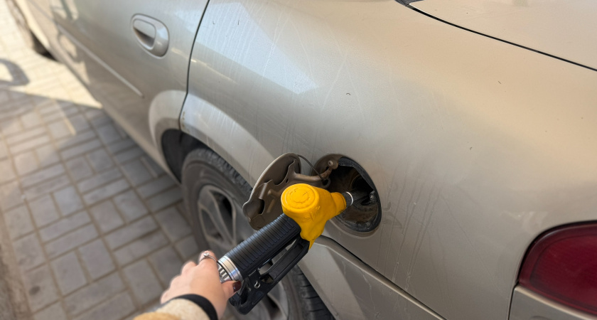 На заправке услышал "пшик" при откручивании крышки бензобака: как устранил проблему - и какие бывают последствия