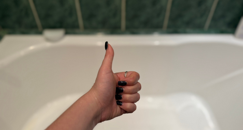 Две ложки в таз - и ванная сияет как новая: гениальный лайфхак моей французской свекрови