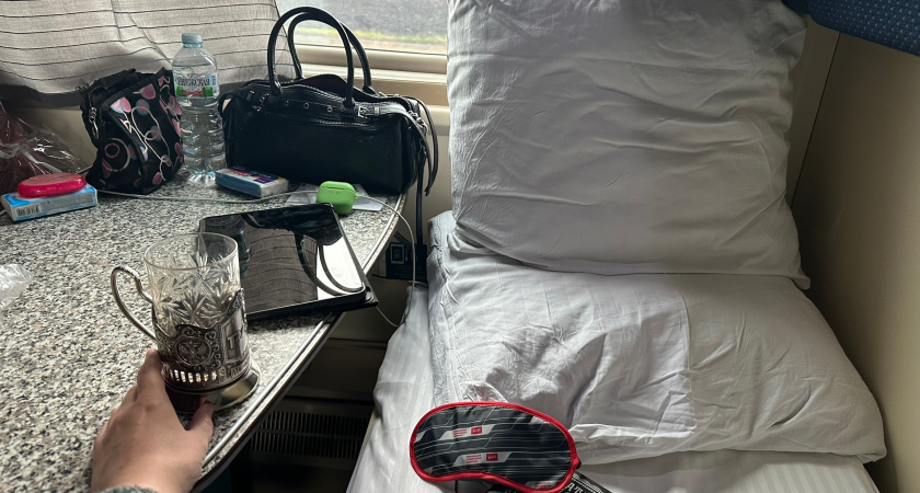 Хитрый попутчик с верхней полки сломал систему – поставил складной стул у столика и ел часами у меня под носом: вот что я придумал в ответ