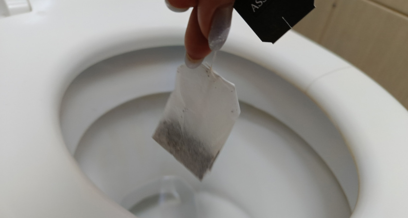 Не вздумайте это выкидывать: рабочий способ сделать унитаз зеркально чистым с помощью чайного пакетика