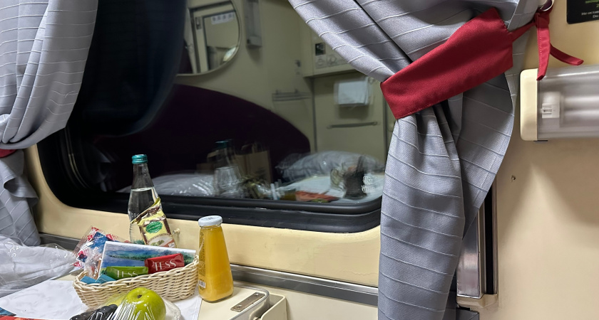 Нижнюю полку в поезде превратили в столовую: мой алгоритм действий с легкостью вернул ей былой статус - вот что я удумал