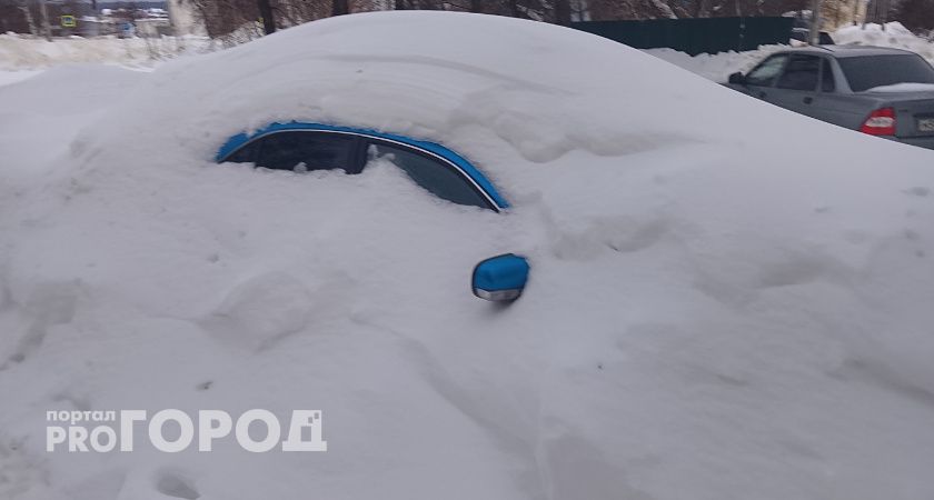 «Идти приходится по проезжей части»: жители просят расчистить обочину между посёлками