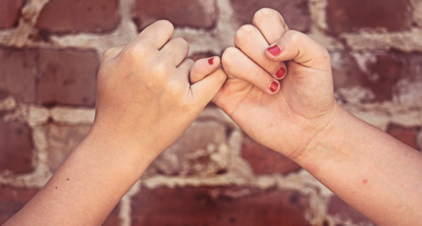 Улыбается в лицо, а внутри тревожно — 10 мелочей в поведении, которые вы зря игнорируете