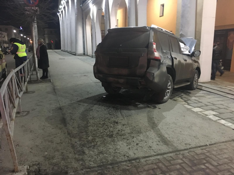 В центре Рязани внедорожник вылетел на тротуар и сбил двух пешеходов