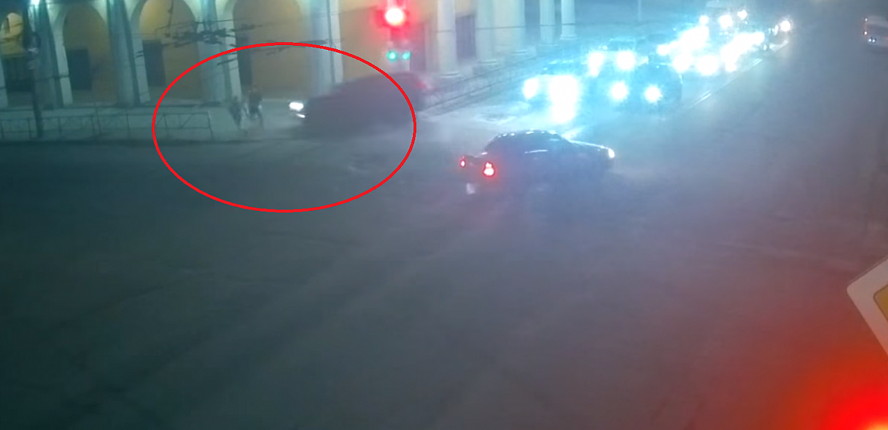 Опубликовано видео ДТП в центре Рязани, где внедорожник вылетел на тротуар и сбил двух пешеходов