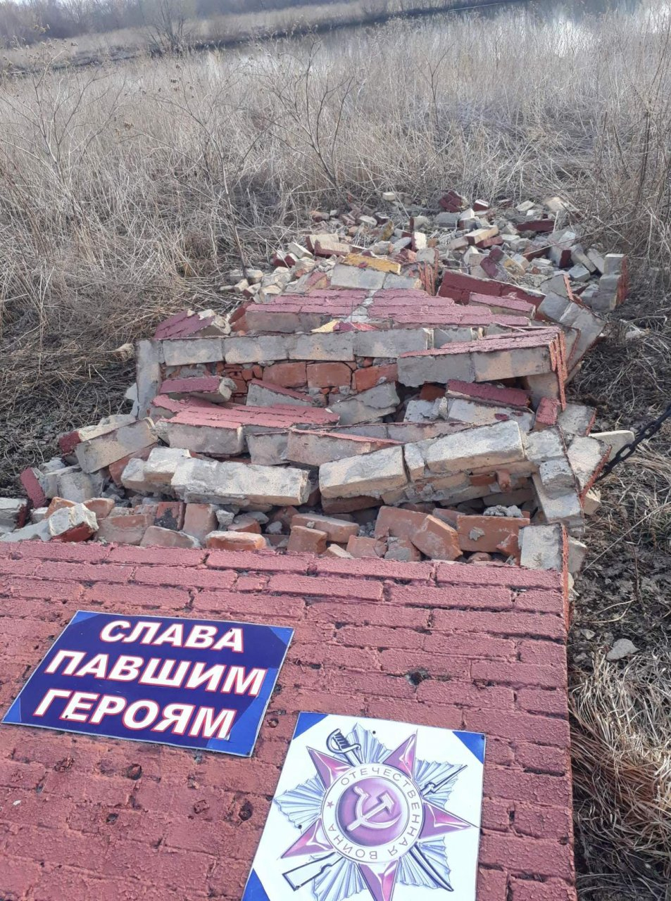 Фото-факт: в сасовском селе упал памятник героям ВОВ