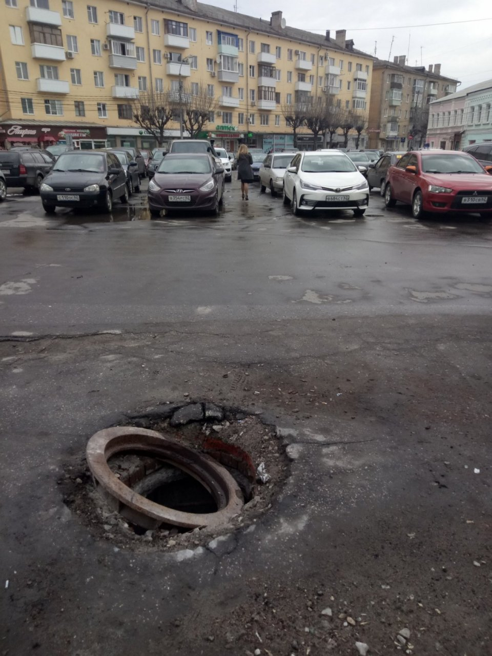 Фото-факт: в Рязани на платной парковке образовалась опасная яма