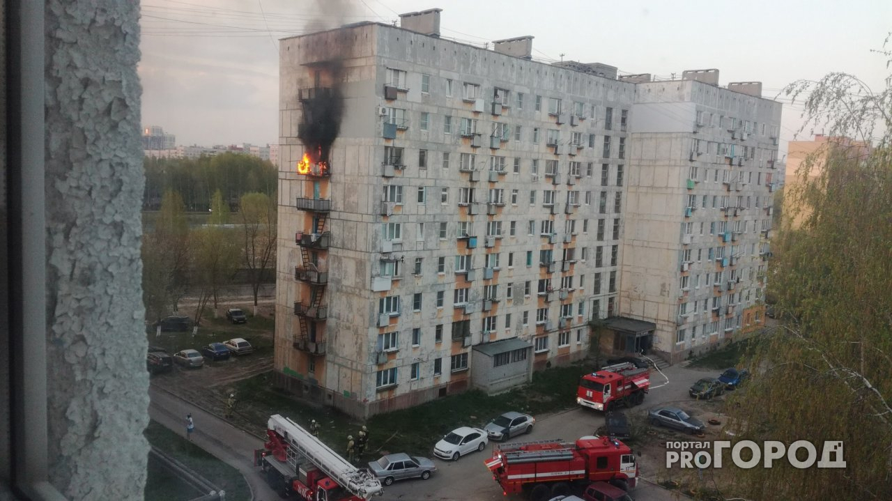 На улице Тимакова произошел пожар в многоквартирном доме - видео