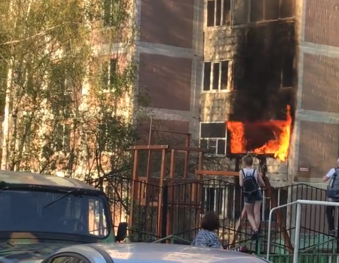 На улице Новоселов загорелась квартира - видео и подробности от очевидцев