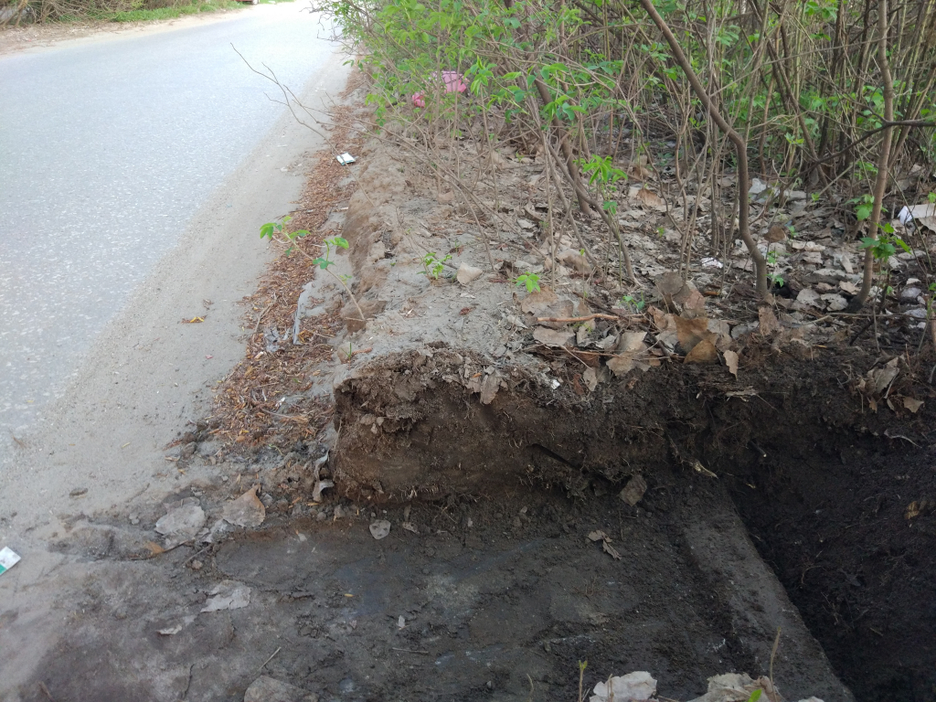 Ямы на дорогах и грязь на тротуарах: жители Недостоева недовольны работой городских служб
