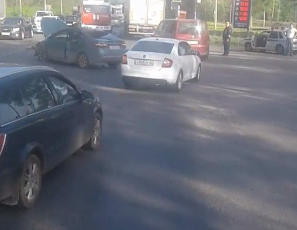 В Рязанской области столкнулись иномарка и грузовик - видео