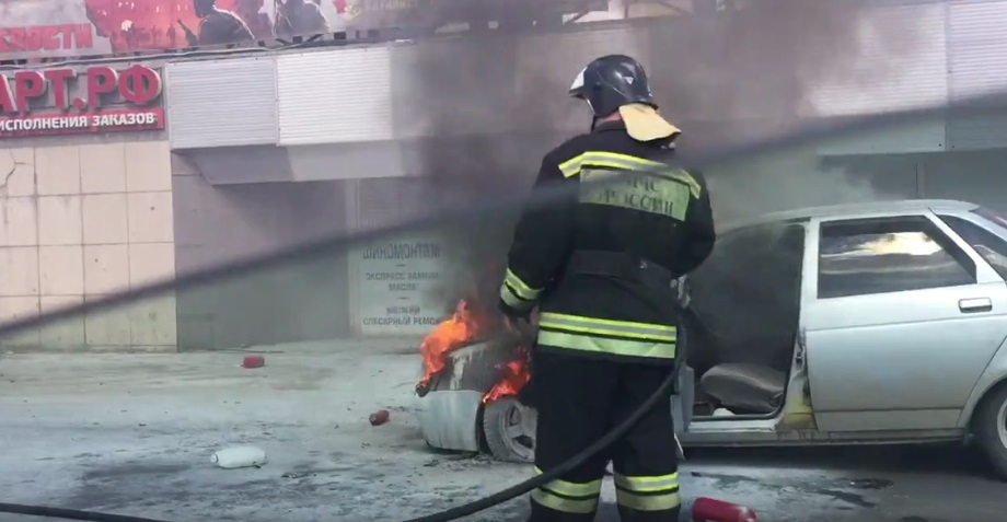 В центре Рязани прямо во время движения загорелся автомобиль: видео