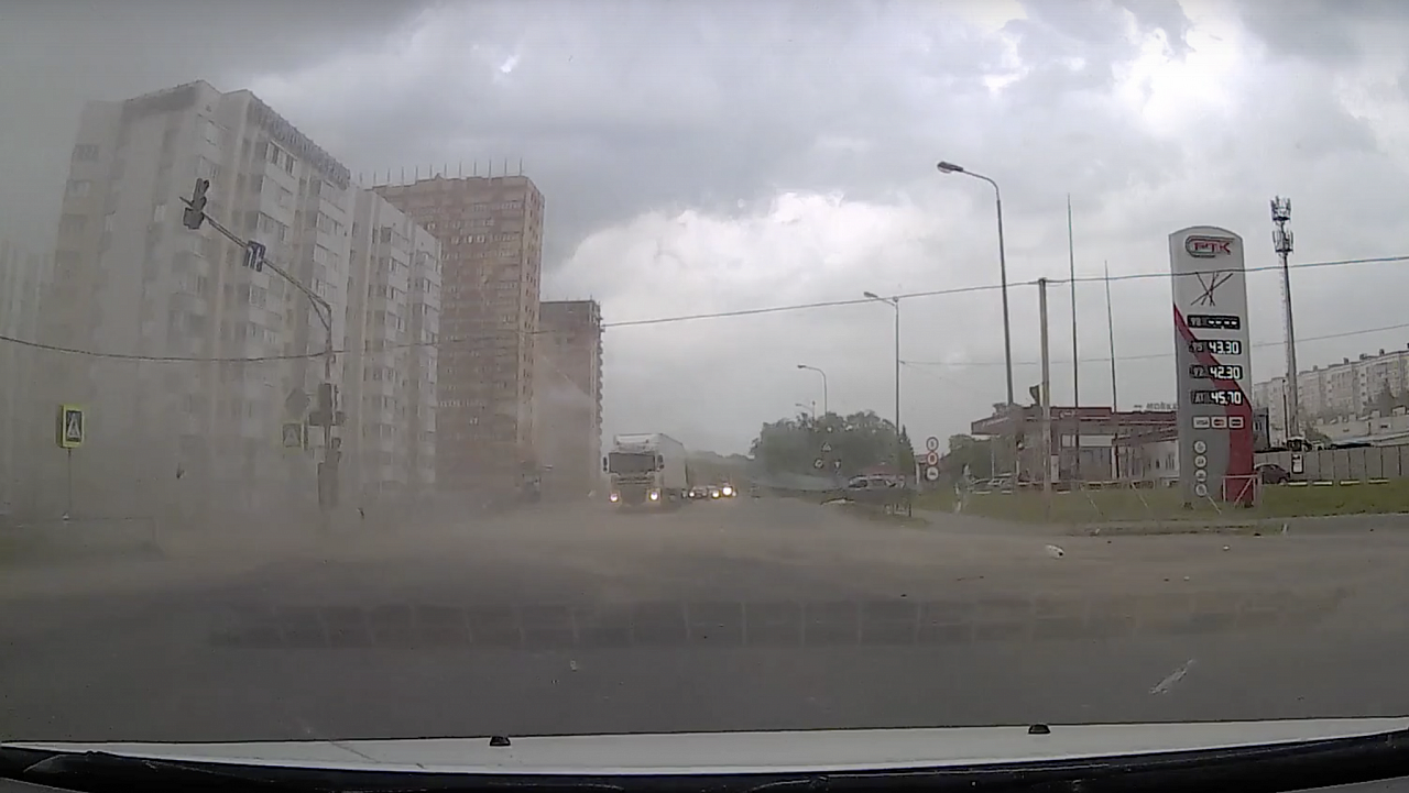 В Рязани ураган снес светофор - видео