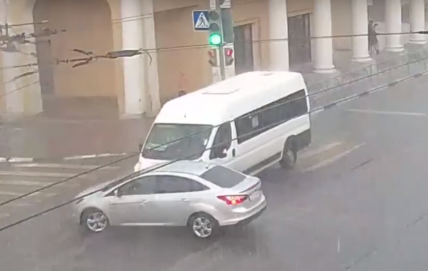 Видео. На улице Ленина автомобиль влетел в маршрутку
