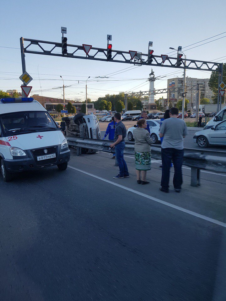 В Рязани на Московском шоссе перевернулась "Тойота". Видео