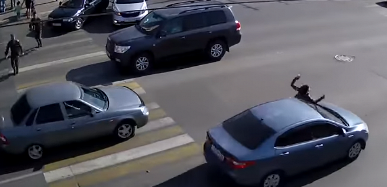 В центре Рязани иномарка сбила подростка - видео