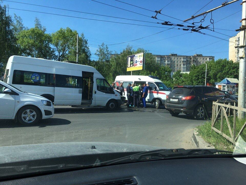 На улице Новоселов произошло ДТП с участием маршрутки