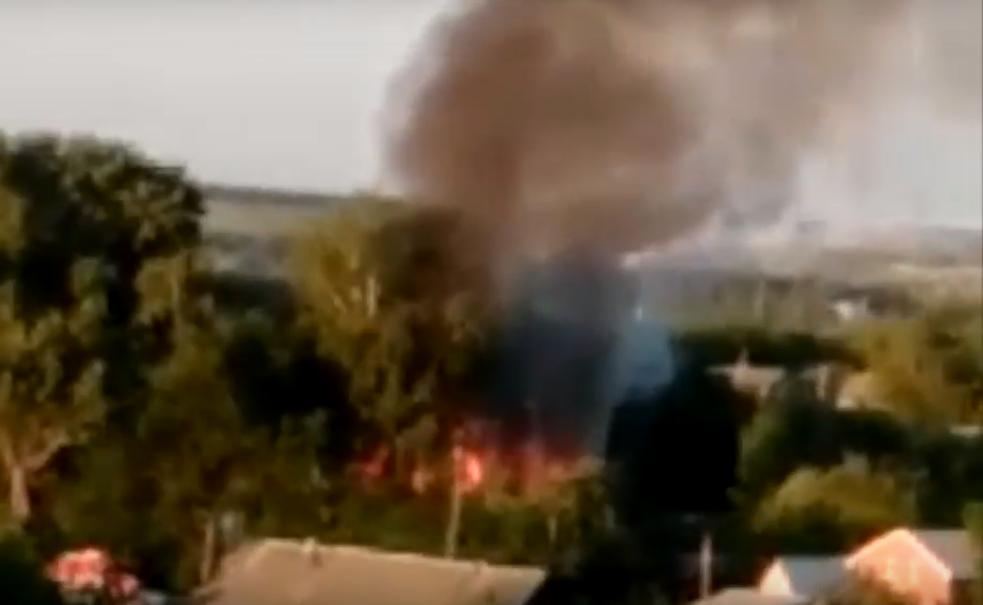 Видео. Под Рязанью горел деревянный частный дом