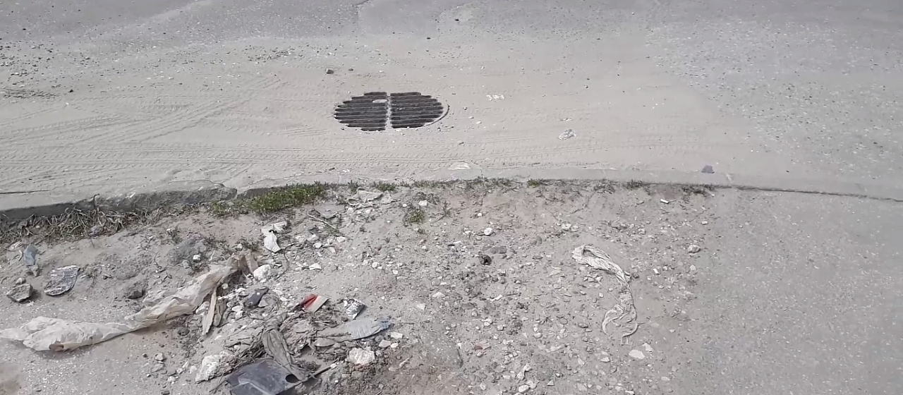 Мусор и песок: на улице Новоселов остановка зарастает грязью