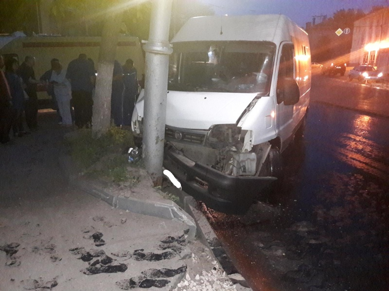 На улице Горького микроавтобус врезался в столб, пострадали пять женщин