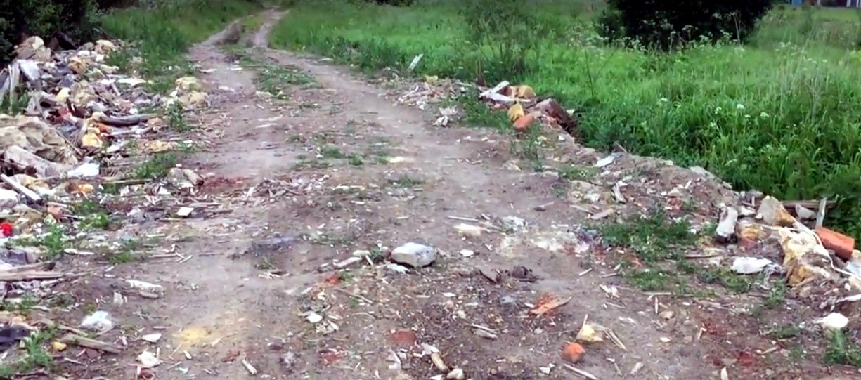 В селе Кирицы дорогу отремонтировали строительным мусором