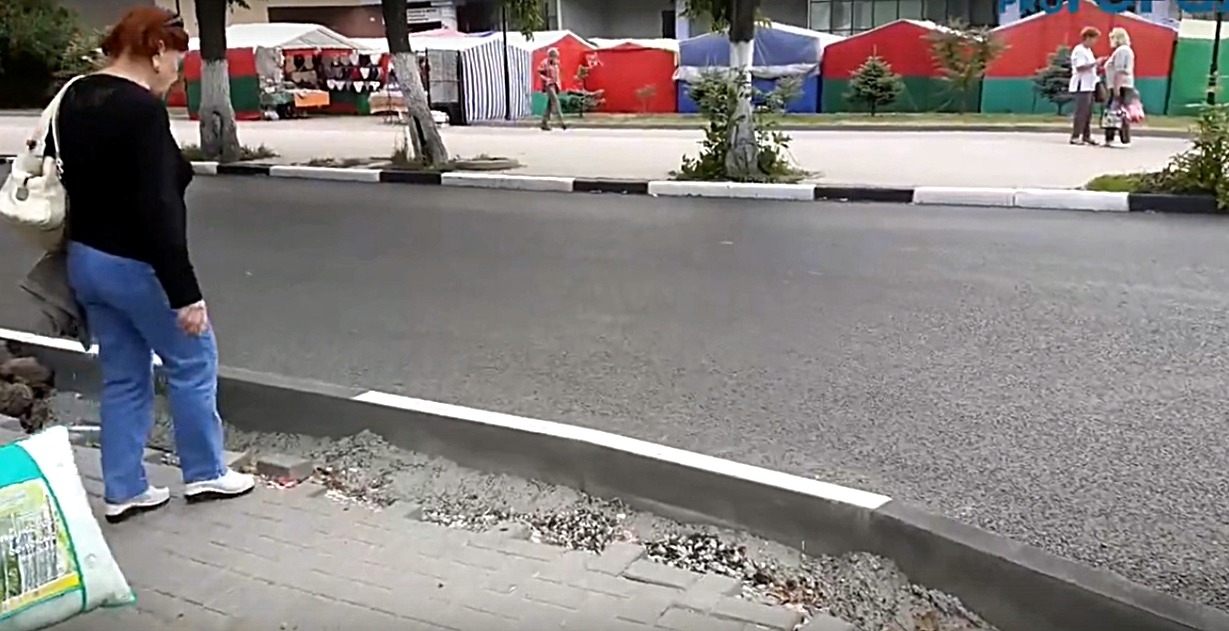 "Перейти дорогу с коляской невозможно", - рязанцы жалуются на новые бордюры по улице Есенина. Видео