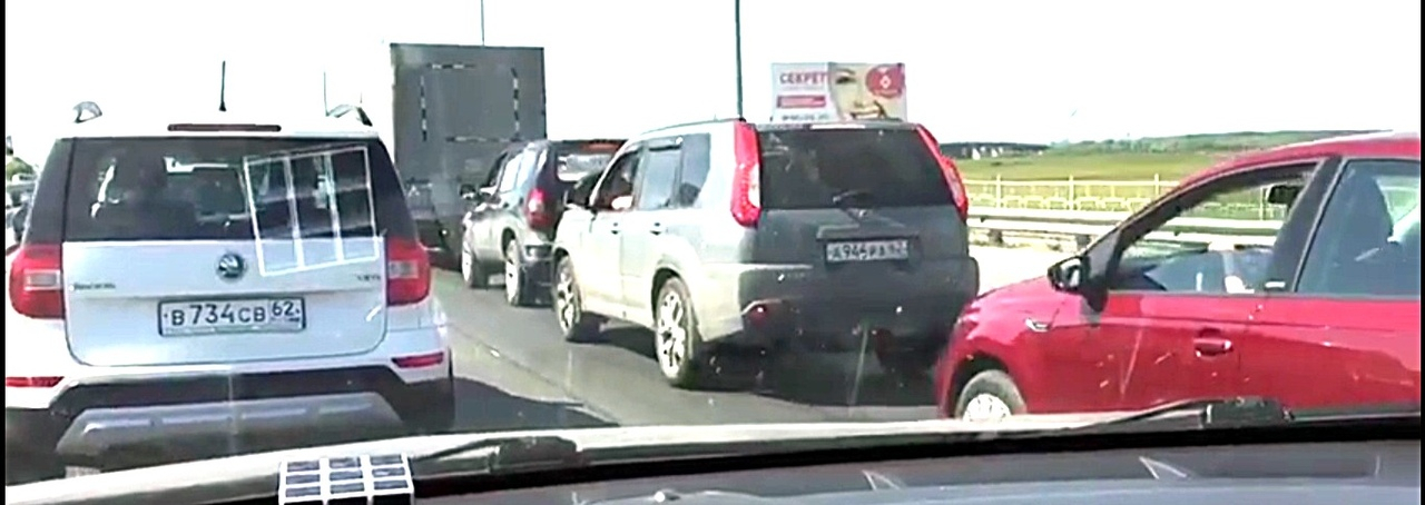 "Пытаются пролезть быстрее всех" - водитель поделился впечатлениями о пробках на Солотчинском мосту. Видео