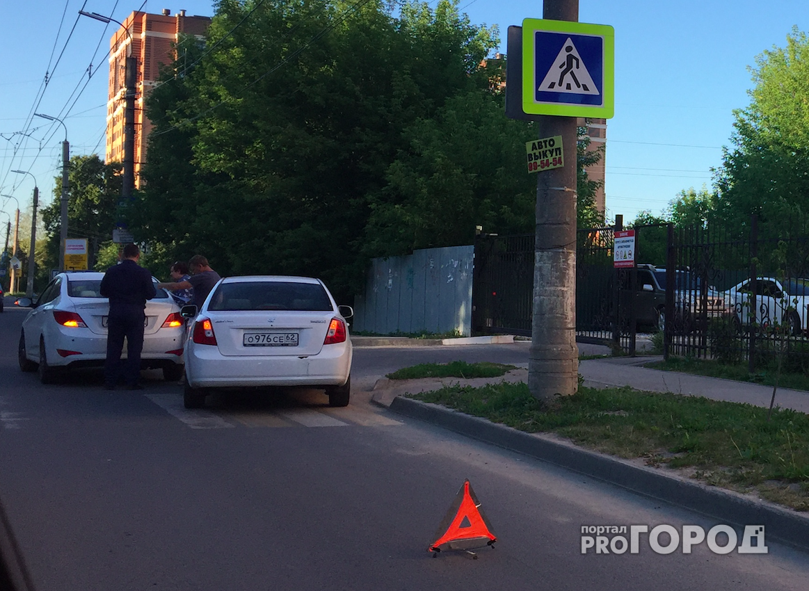 Пропускать пешеходов в Рязани все еще опасно для водителей - на улице Мервинской произошло курьезное ДТП
