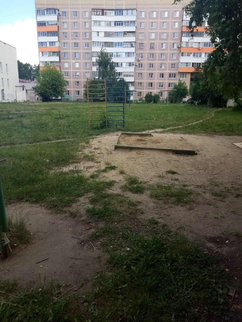 Жители улицы Новоселов пожаловались на унылую детскую площадку