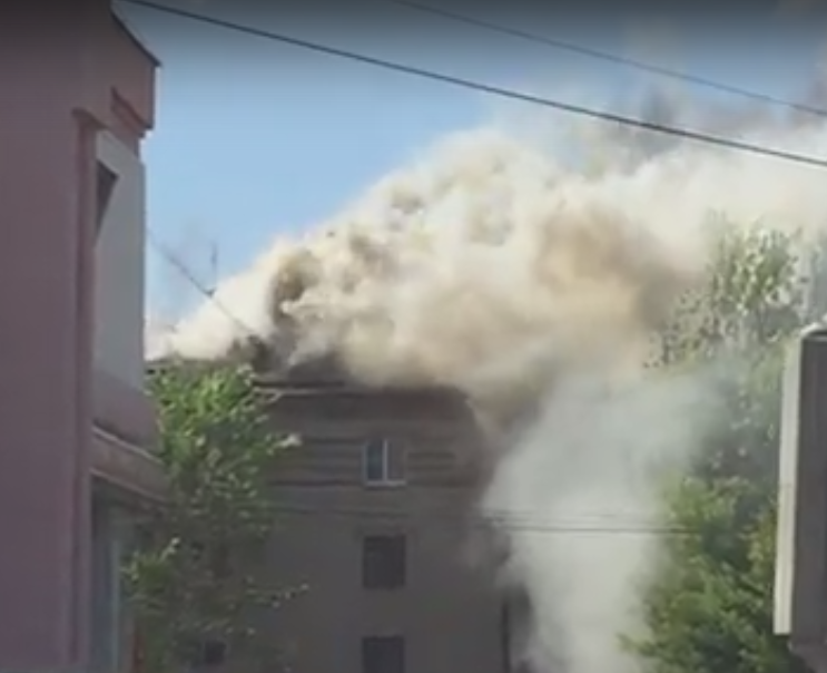 Пожар на улице Грибоедова - загорелся  четырехэтажный дом