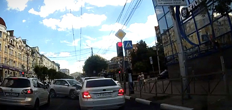 В Рязани возле торгового центра "Атрон" произошло ДТП. Видео