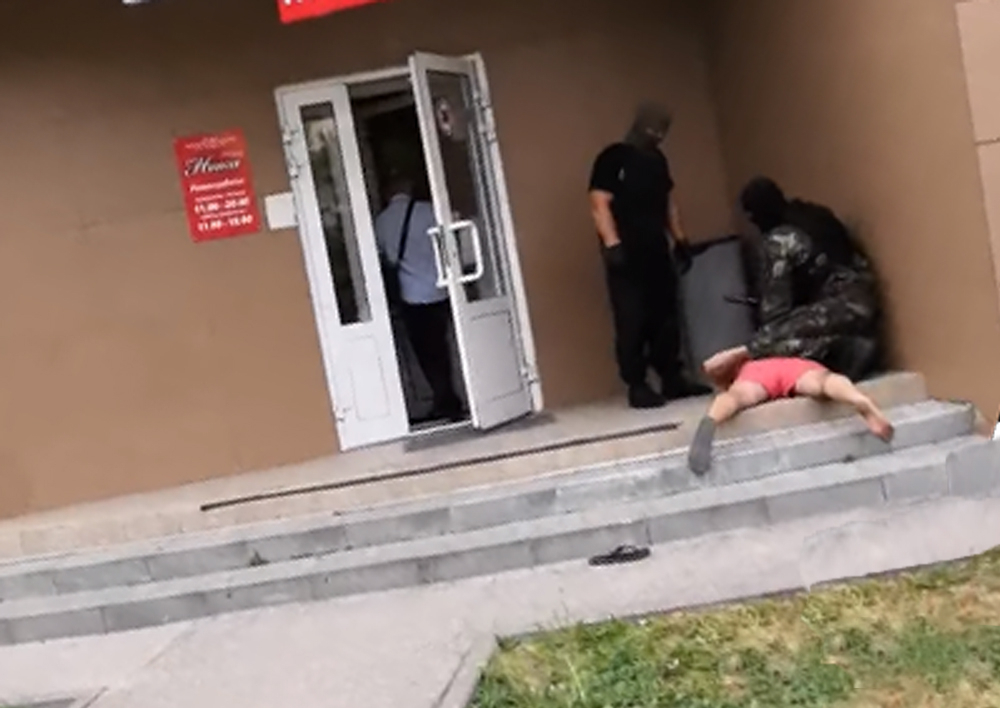 В Рязани задержали мужчину возле мебельного магазина. Видео