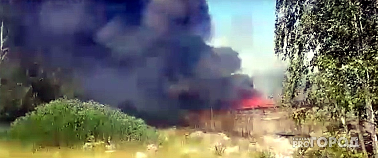 Видео с места пожара на складе картона и пластика в Рязани
