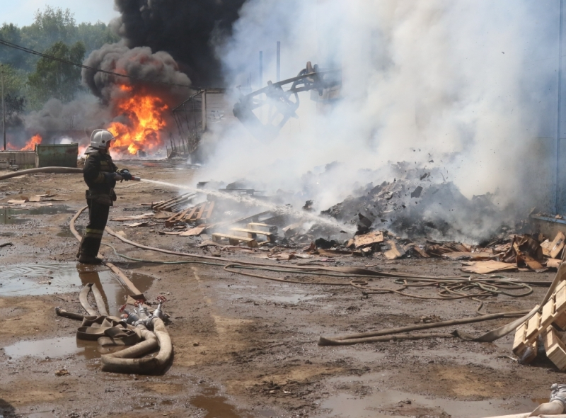 Более 70 человек тушили пожар на складе в Ряжском шоссе