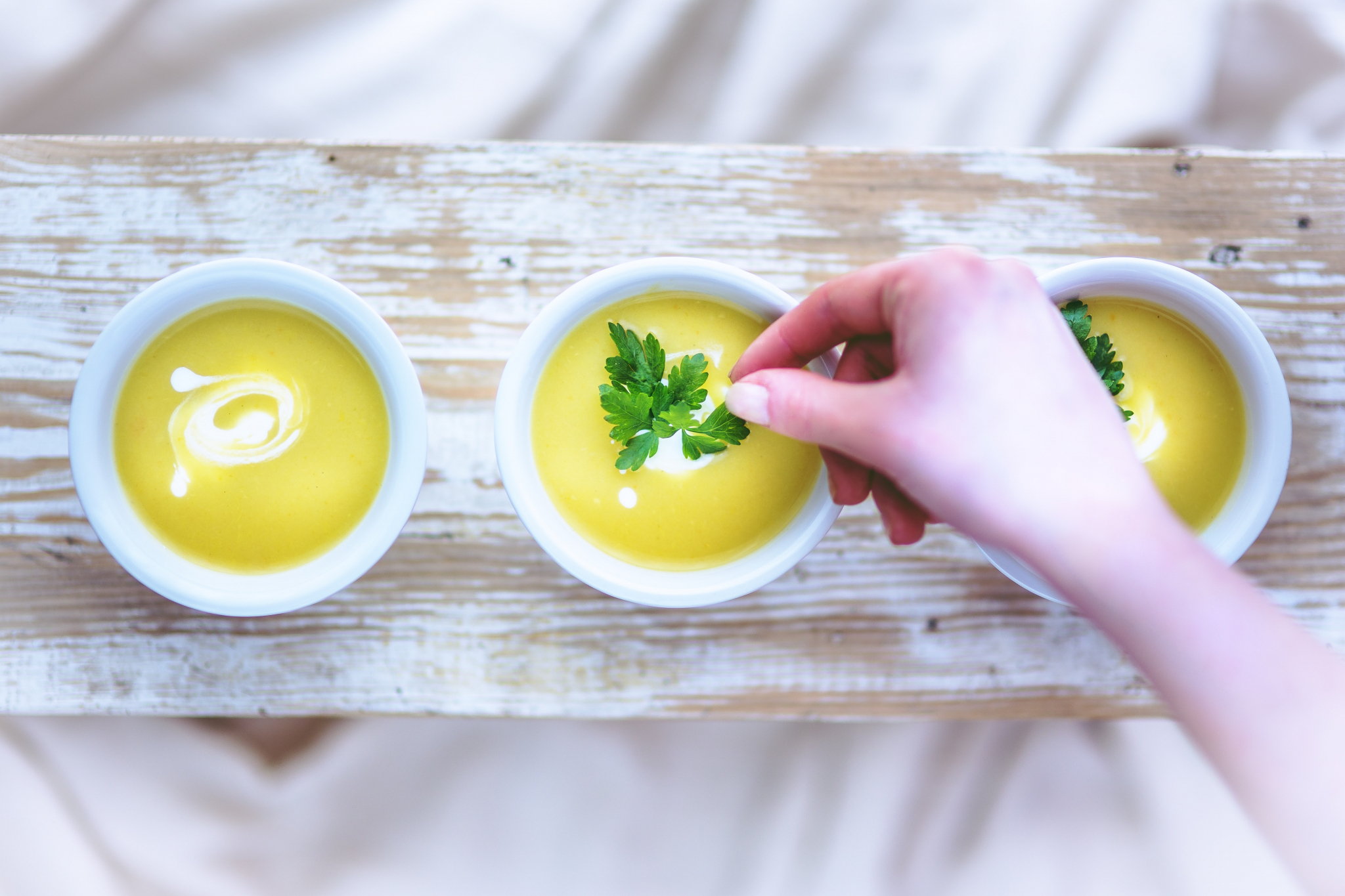 Поддерживаем силы в жару: 3 простых рецепта потрясающих летних супов