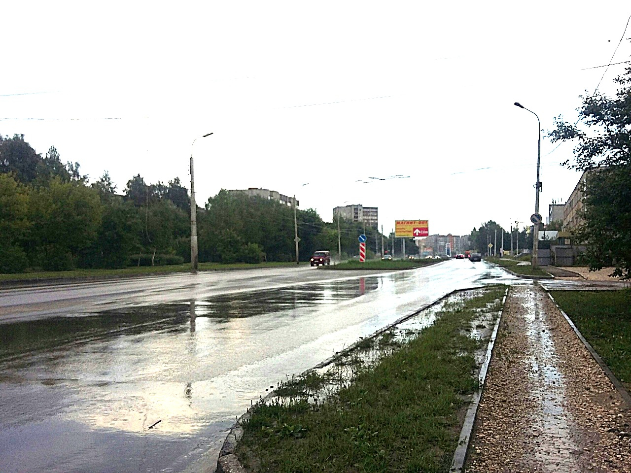 В Рязани на улице Зубковой над проезжей частью свисает оголённый кабель