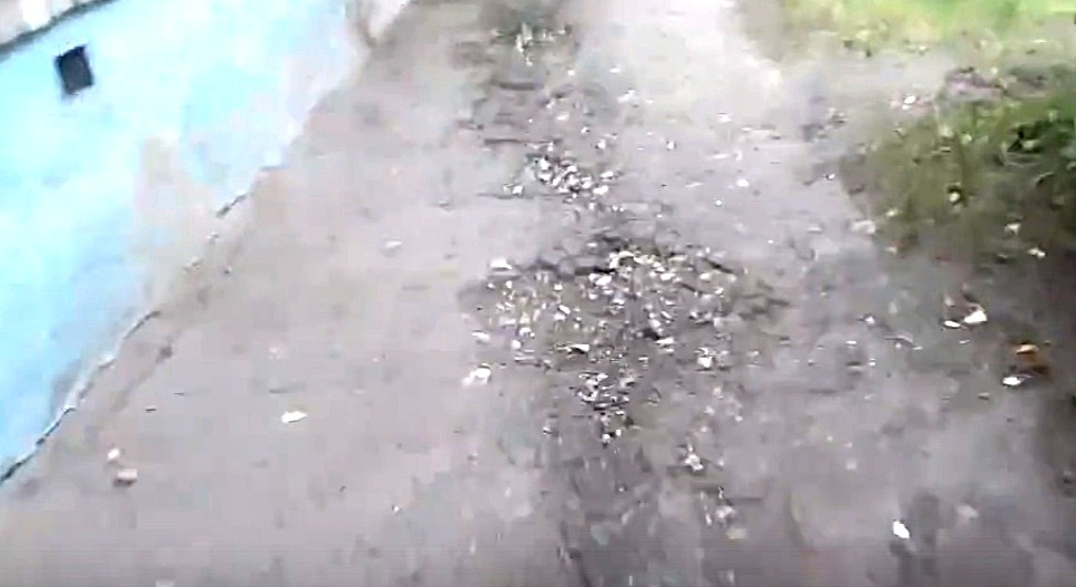 Рязанцы жалуются на разбитый тротуар на улице Лизы Чайкиной