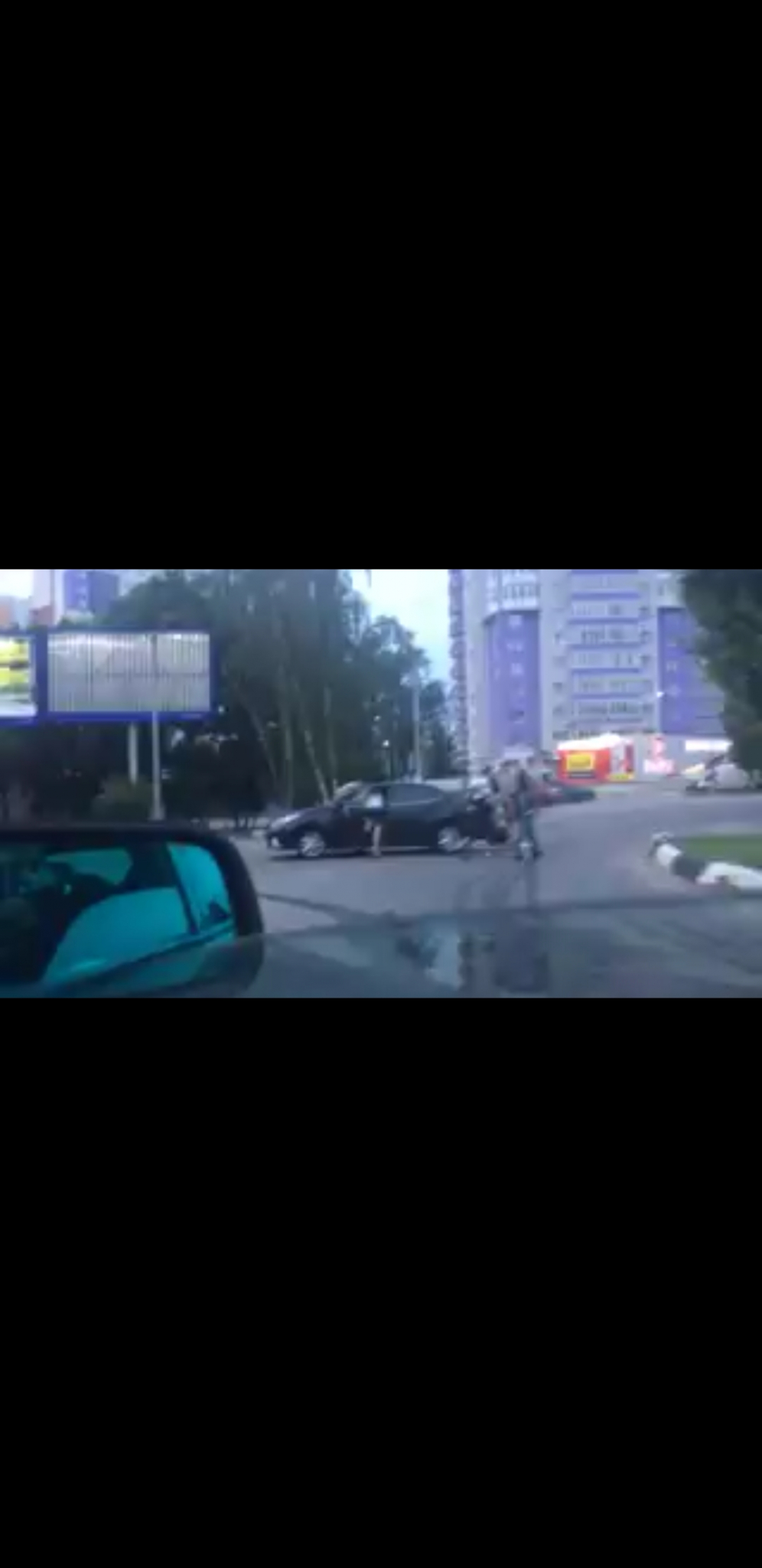 На Московском иномарка сбила мотоциклиста