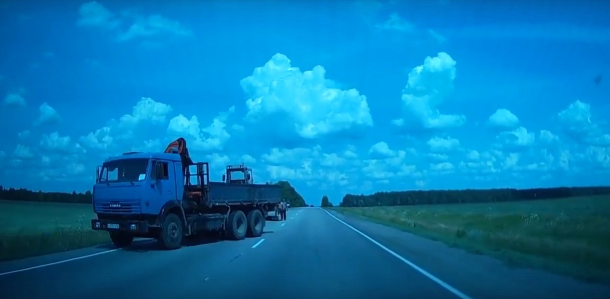 На трассе Рязань - Ряжск водитель КамАЗа чуть не устроил смертельное ДТП