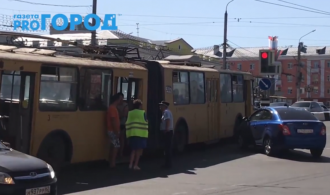 На Первомайском проспекте столкнулись троллейбус и легковушка: видео