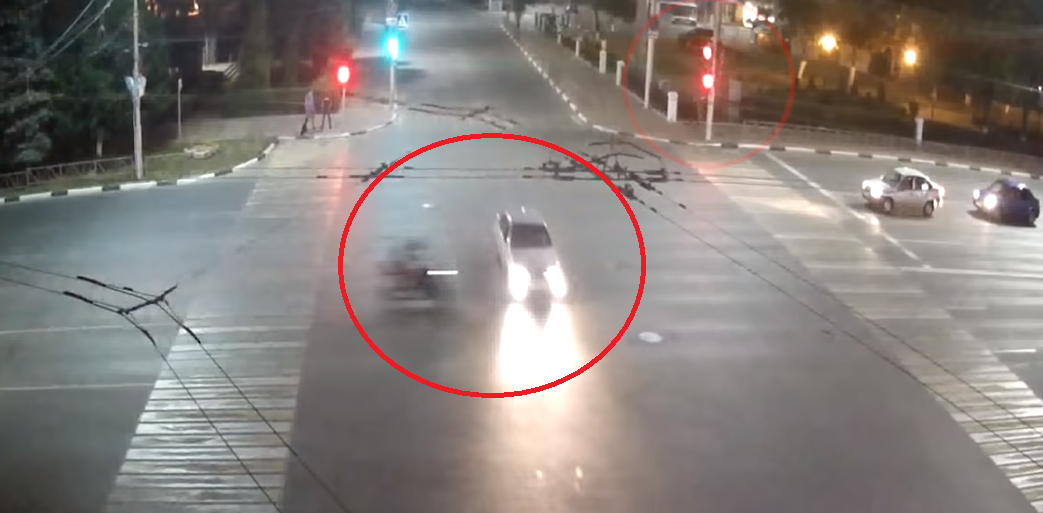 В центре Рязани мотоциклист на высокой скорости врезался в «Дэу Нексия»: видео момента столкновения