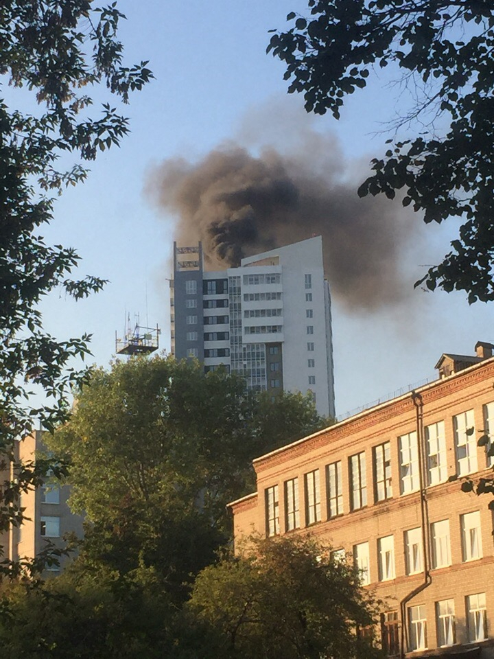 Видео. На улице Островского загорелся 27-этажный дом