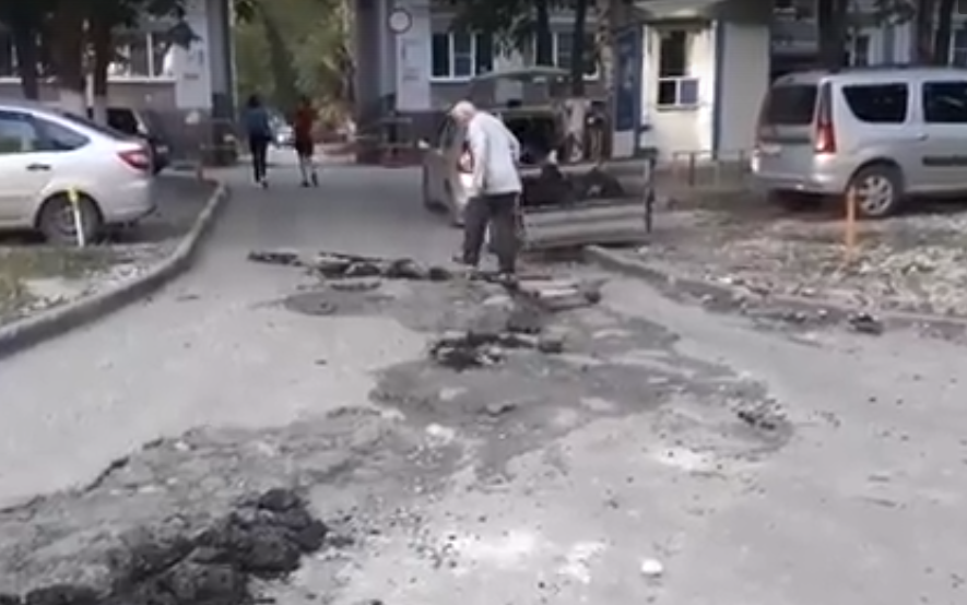 В Дашково-Песочне мужчина не выдержал и стал заделывать ямы на дороге