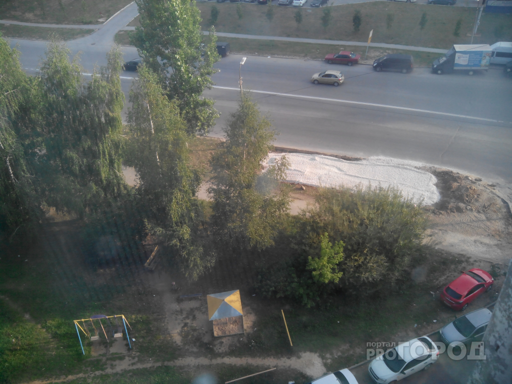 На улице Новосёлов ради парковки уничтожили газон