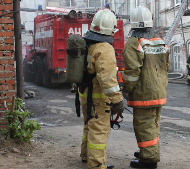 В результате пожара в пятиэтажке на Затинной пострадал 64-летний мужчина