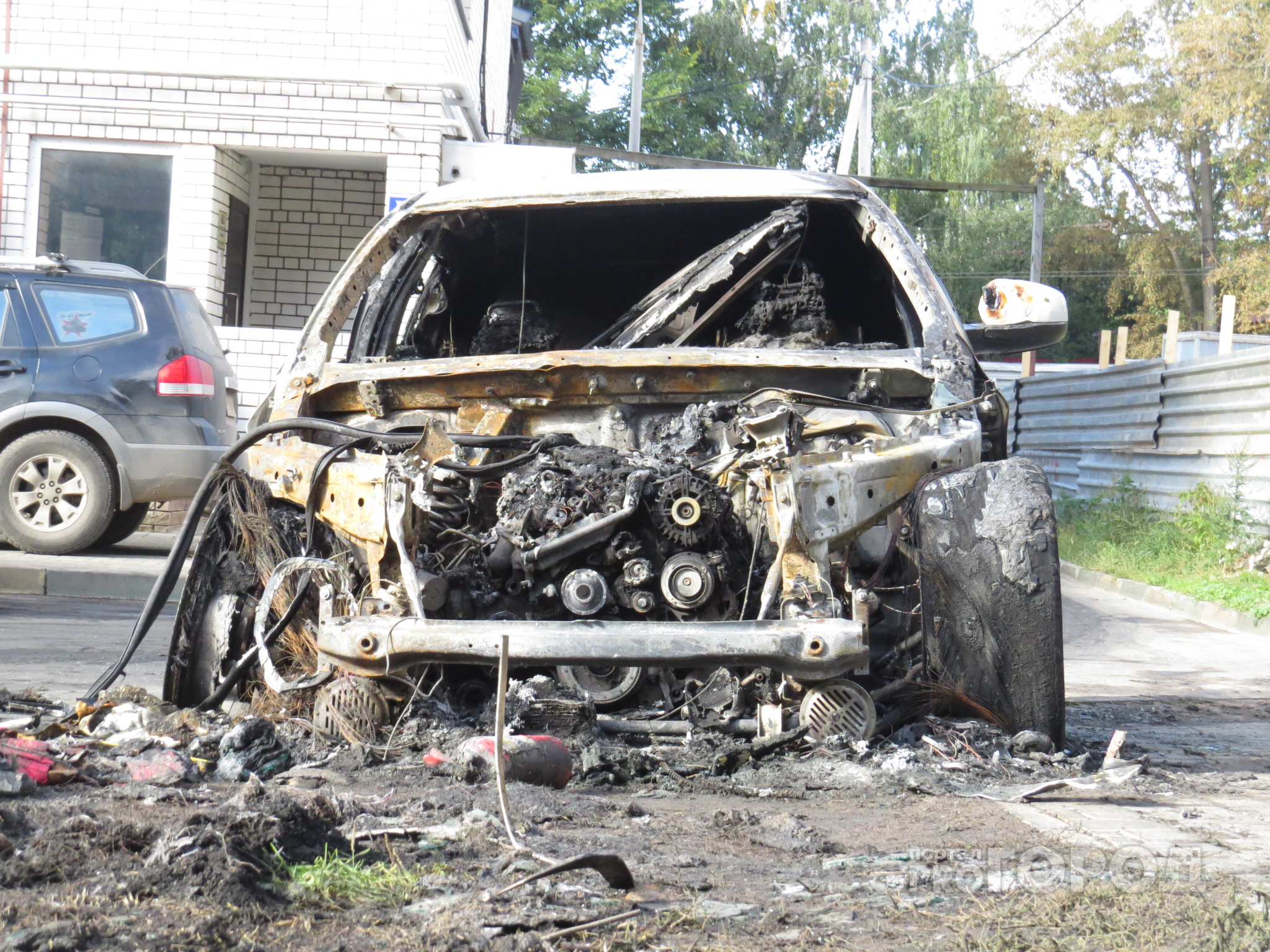 Ночью в Рязанской области сгорели два автомобиля